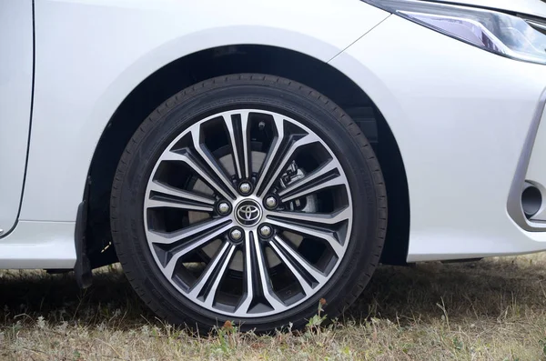 Toyota corolla wheel with dunlop sport maxx tires and aluminium rims — Stock Photo, Image