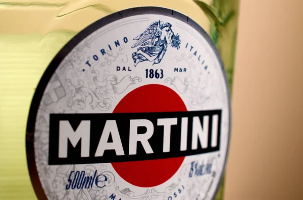 Pullo Vermouth Martini Rossi lähikuva logo beige seinä tausta — kuvapankkivalokuva