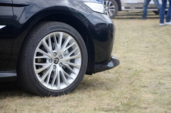 Rueda Toyota corolla con ruedas bridgestone turanza y llantas de aluminio — Foto de Stock