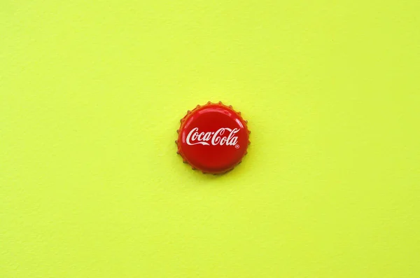 Tutup botol merah tunggal dengan logo Coca Cola pada latar belakang kuning — Stok Foto