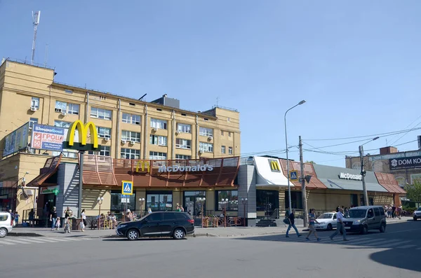 McDonald's Restaurant in Suzdalsky rows st 9 in Kharkov, Ukraine — Stock Photo, Image