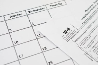 Irs Form W-9 Vergi mükelleflerinin kimlik numarası ve sertifikası için boş takvim sayfasında yalanlar