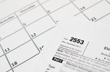 Irs Form 2553 Küçük işletme vergisi boş bir takvim sayfasında yalan söylüyor