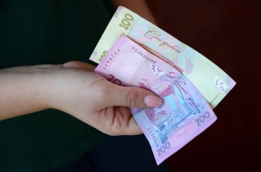Ukrayna 'da kadın eli, maaş döneminde büyük miktarda Ukrayna parası sayıyor.
