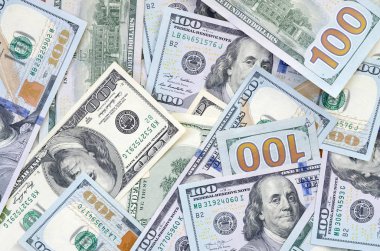 Arka planda 100 dolarlık banknotların üst görüntüsü var. Kullanıcı para birimi kavramı ve zengin yaşam