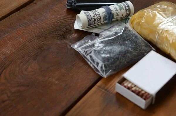 Gegenstände zum Herstellen und Rollen von Marihuana-Cannabis Joint. Rauschgiftkonzept — Stockfoto