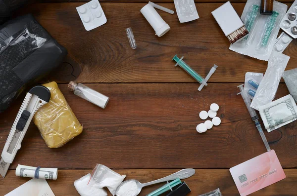 Packungen mit Pulver, Dollarnoten und Tabletten für synthetische Drogen medizinische Spritze — Stockfoto