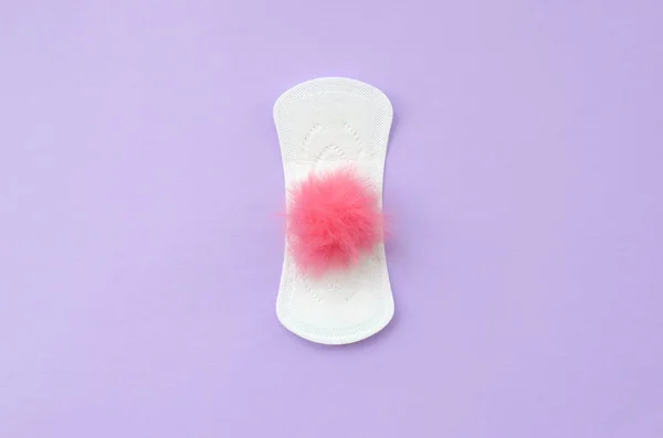 Menstruationskissen und rot flauschig unscharf wie Blut auf violettem Pastell Hintergrund flache Lageoberseite — Stockfoto