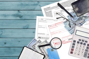 Vergi dairesi maaş ve vergi beyannamesi düz bir ofis masasında ve doldurmaya hazır. ABD Gelir Hizmetleri evrak konsepti. Birleşik Devletler 'de vergi ödeme zamanı. Üst görünüm