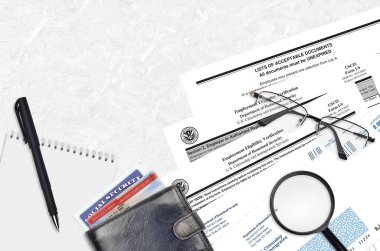 USCIS formu I-9 İş Bulma uygunluğu doğrulaması düz bir ofis masasında ve doldurmaya hazır. ABD Vatandaşlık ve Göçmenlik Bürosu evrakları konsepti. Üst görünüm