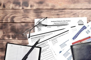 USCIS form I-140 göçmen işçiler için dilekçe düz bir ofis masasında ve doldurmaya hazır. ABD Vatandaşlık ve Göçmenlik Bürosu evrakları konsepti. Üst görünüm