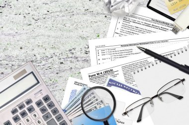 Vergi dairesi formunda w-4 çalışanı sertifikasını saklama belgesi düz bir ofis masasında ve doldurmaya hazır. ABD Gelir Hizmetleri evrak konsepti. Birleşik Devletler 'de vergi ödeme zamanı. Üst görünüm