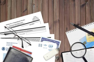 USCIS formu I-129 Göçmen olmayan bir işçi için dilekçe düz bir ofis masasında ve doldurmaya hazır. ABD Vatandaşlık ve Göçmenlik Bürosu evrakları konsepti. Üst görünüm