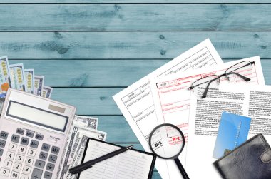 Vergi dairesi maaş ve vergi beyannamesi düz bir ofis masasında ve doldurmaya hazır. ABD Gelir Hizmetleri evrak konsepti. Birleşik Devletler 'de vergi ödeme zamanı. Üst görünüm