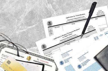 Vatandaşlık belgesi ile vatandaşlık başvurusu için USCIS form I-485 Kalıcı ikamet veya ayarlama durumu ve N-400 Başvurusu ofis masasında ve doldurmaya hazır.