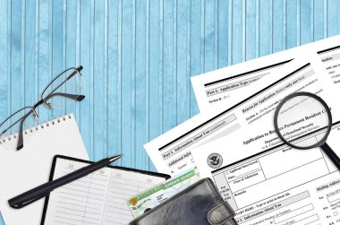 Kalıcı oturma kartını değiştirmek için USCIS form I-90 uygulaması düz bir ofis masasında duruyor ve doldurmaya hazır. ABD Vatandaşlık ve Göçmenlik Bürosu evrakları konsepti. Üst görünüm