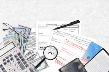 Vergi dairesi maaş ve vergi beyannamesi düz bir ofis masasında ve doldurmaya hazır. ABD Gelir Hizmetleri evrak konsepti. Birleşik Devletler 'de vergi ödeme zamanı. Üst görünüm