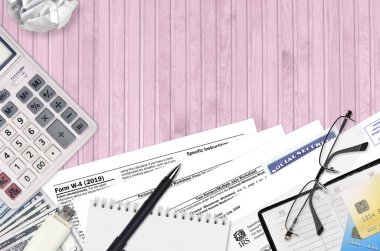Vergi dairesi formunda w-4 çalışanı sertifikasını saklama belgesi düz bir ofis masasında ve doldurmaya hazır. ABD Gelir Hizmetleri evrak konsepti. Birleşik Devletler 'de vergi ödeme zamanı. Üst görünüm