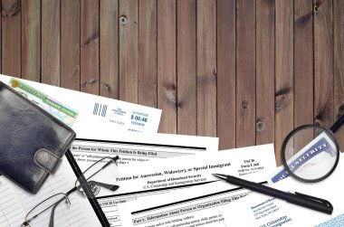 USCIS formu I-360 Amerikan, dul ya da özel göçmen için dilekçe düz ofis masasında ve doldurmaya hazır. ABD Vatandaşlık ve Göçmenlik Bürosu evrakları konsepti. Üst görünüm
