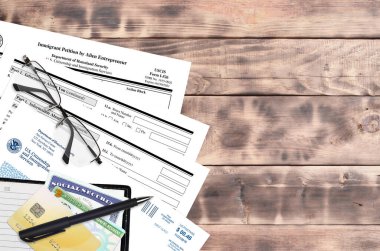 Uzaylı Girişimci 'nin USCIS formu I-586 göçmen dilekçesi düz bir ofis masasında ve doldurmaya hazır. ABD Vatandaşlık ve Göçmenlik Bürosu evrakları konsepti. Üst görünüm