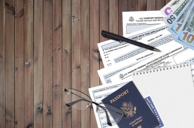 Dışişleri Bakanlığı form DS82 ABD pasaport yenileme başvurusu masada ve doldurmaya hazır. Amerikan pasaportu konseptiyle ilgili işlemler sırasında evraklar. Düz üst görünüm