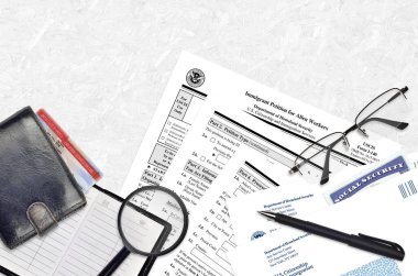 USCIS form I-140 göçmen işçiler için dilekçe düz bir ofis masasında ve doldurmaya hazır. ABD Vatandaşlık ve Göçmenlik Bürosu evrakları konsepti. Üst görünüm