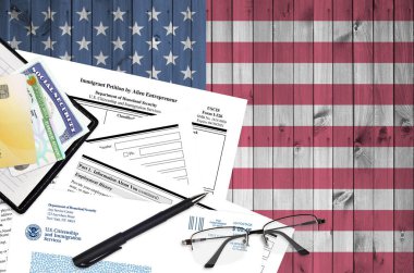 Uzaylı Girişimci 'nin USCIS formu I-586 göçmen dilekçesi düz bir ofis masasında ve doldurmaya hazır. ABD Vatandaşlık ve Göçmenlik Bürosu evrakları konsepti. Üst görünüm