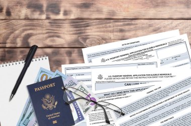 Dışişleri Bakanlığı form DS82 ABD pasaport yenileme başvurusu masada ve doldurmaya hazır. Amerikan pasaportu konseptiyle ilgili işlemler sırasında evraklar. Düz üst görünüm