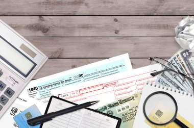 Vergi dairesi form 1040 Bireysel gelir vergi iadesi ve W-2 maaş ve vergi beyannamesi ofis masasında ve doldurmaya hazır. ABD Gelir Hizmetleri evrak konsepti. ABD 'de vergi ödeme zamanı