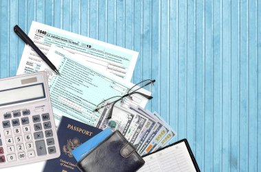 Vergi dairesi form 1040 Bireysel gelir vergisi beyannamesi düz bir ofis masasında ve doldurmaya hazır. ABD Gelir Hizmetleri evrak konsepti. Birleşik Devletler 'de vergi ödeme zamanı. Üst görünüm