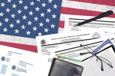USCIS formu I-360 Amerikan, dul ya da özel göçmen için dilekçe düz ofis masasında ve doldurmaya hazır. ABD Vatandaşlık ve Göçmenlik Bürosu evrakları konsepti. Üst görünüm
