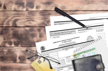 Kalıcı ikamet kaydı için USCIS form I-485 Başvuru formu veya statü ayarlama düz bir ofis masasında ve doldurmaya hazır. ABD Vatandaşlık ve Göçmenlik Bürosu evrakları konsepti. Üst görünüm