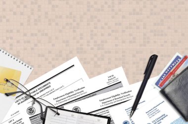 USCIS formu I-9 İş Bulma uygunluğu doğrulaması düz bir ofis masasında ve doldurmaya hazır. ABD Vatandaşlık ve Göçmenlik Bürosu evrakları konsepti. Üst görünüm