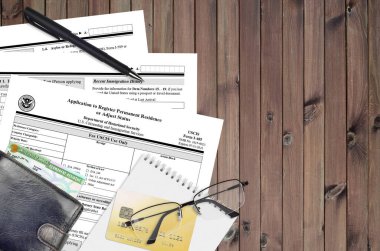 Kalıcı ikamet kaydı için USCIS form I-485 Başvuru formu veya statü ayarlama düz bir ofis masasında ve doldurmaya hazır. ABD Vatandaşlık ve Göçmenlik Bürosu evrakları konsepti. Üst görünüm