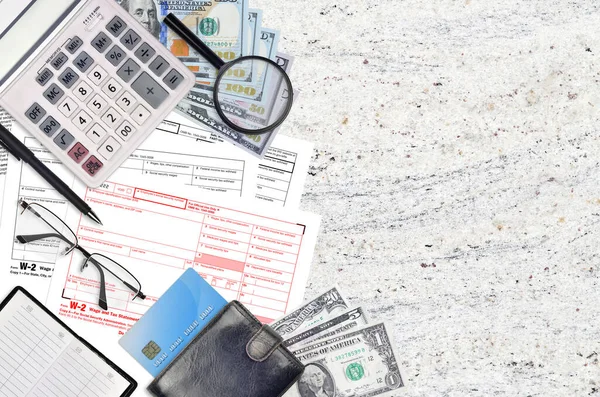 美国国税局的W 2工资和税收表放在平坦的办公室桌子上 随时可供填写 美国国内税收服务文书工作概念 是时候在美国纳税了 顶部视图 — 图库照片
