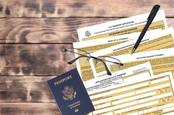 Ds11 프로그램을 작성하여 여권을 준비가 미국의 패스포트 Passport 작업중에 위에서 — 스톡 사진