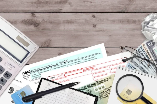 税务局表格1040个人所得税报税表及W 2工资和税收表放在办公室桌上 可随时填写 美国国内税收服务文书工作概念 在美国纳税的时间 — 图库照片