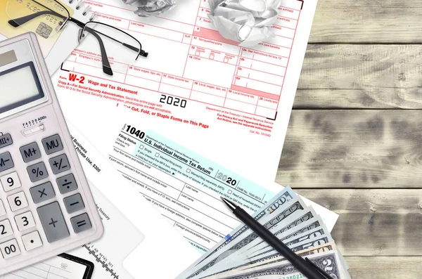 税务局表格1040个人所得税报税表及W 2工资和税收表放在办公室桌上 可随时填写 美国国内税收服务文书工作概念 在美国纳税的时间 — 图库照片
