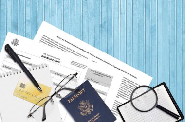 Dışişleri Bakanlığı form DS4139 İmza Kartı masada ve doldurmaya hazır. Amerikan pasaportu konseptiyle ilgili işlemler sırasında evraklar. Düz üst görünüm