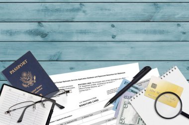 Dışişleri Bakanlığı form DS4139 İmza Kartı masada ve doldurmaya hazır. Amerikan pasaportu konseptiyle ilgili işlemler sırasında evraklar. Düz üst görünüm