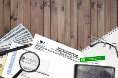 Vergi dairesi vergi mükelleflerinin kimlik numarası için W-7 başvuru formu düz masa üzerinde duruyor ve doldurmaya hazır. ABD Gelir Hizmetleri evrak konsepti. İTİN