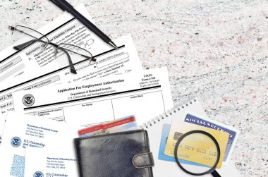 USCIS form I-765 istihdam izni başvurusu düz masa üzerinde ve doldurmaya hazır. ABD Vatandaşlık ve Göçmenlik Bürosu evrakları konsepti. Üst görünüm