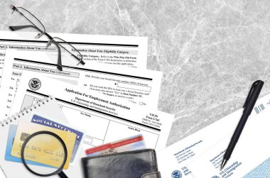 USCIS form I-765 istihdam izni başvurusu düz masa üzerinde ve doldurmaya hazır. ABD Vatandaşlık ve Göçmenlik Bürosu evrakları konsepti. Üst görünüm