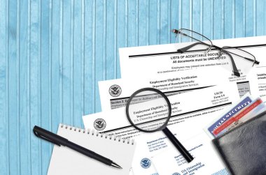 USCIS formu I-9 İş Bulma uygunluğu doğrulaması düz bir ofis masasında ve doldurmaya hazır. ABD Vatandaşlık ve Göçmenlik Bürosu evrakları konsepti. Üst görünüm