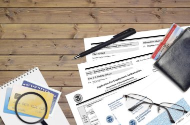 USCIS form I-765 istihdam izni başvurusu düz masa üzerinde ve doldurmaya hazır. ABD Vatandaşlık ve Göçmenlik Bürosu evrakları konsepti. Üst görünüm