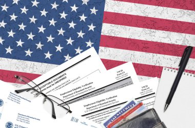 USCIS formu I-9 İş Bulma uygunluğu doğrulaması düz bir ofis masasında ve doldurmaya hazır. ABD Vatandaşlık ve Göçmenlik Bürosu evrakları konsepti. Üst görünüm