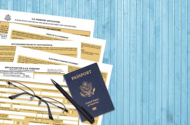 ABD pasaportu için Dışişleri Bakanlığı DS11 başvurusu masada ve doldurulmaya hazır. Amerikan pasaportu konseptiyle ilgili işlemler sırasında evraklar. Düz üst görünüm
