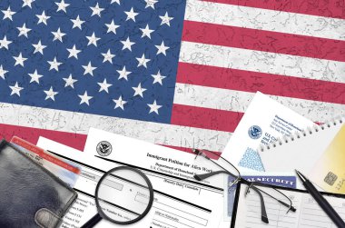 USCIS form I-140 göçmen işçiler için dilekçe düz bir ofis masasında ve doldurmaya hazır. ABD Vatandaşlık ve Göçmenlik Bürosu evrakları konsepti. Üst görünüm