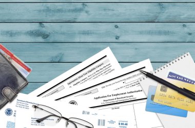 USCIS form I-765 istihdam izni başvurusu düz masa üzerinde ve doldurmaya hazır. ABD Vatandaşlık ve Göçmenlik Bürosu evrakları konsepti. Üst görünüm