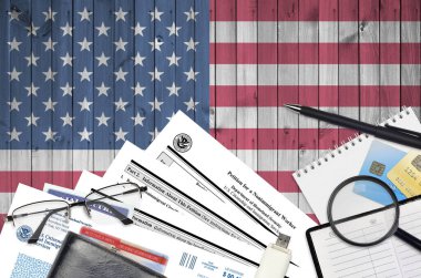 USCIS formu I-129 Göçmen olmayan bir işçi için dilekçe düz bir ofis masasında ve doldurmaya hazır. ABD Vatandaşlık ve Göçmenlik Bürosu evrakları konsepti. Üst görünüm